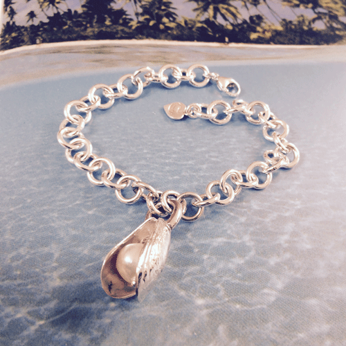 Pearl and mussel bracelet