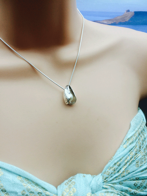 mussel necklace