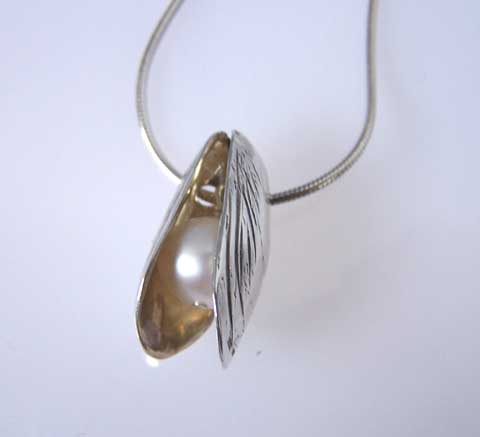 silver mussel and real pearl necklace